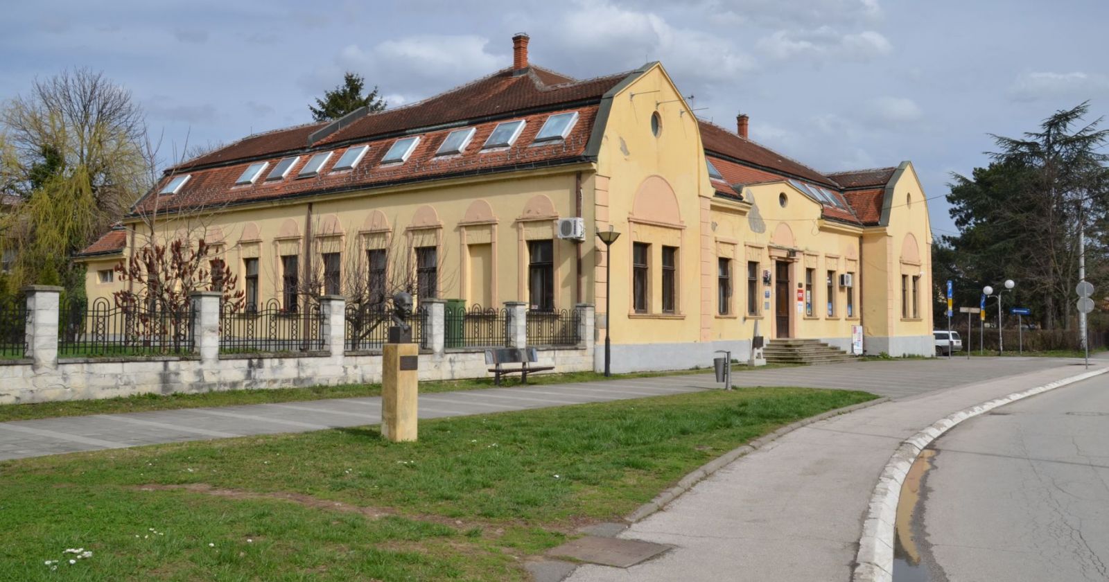 Prva školska zgrada u trsteničkoj varoši