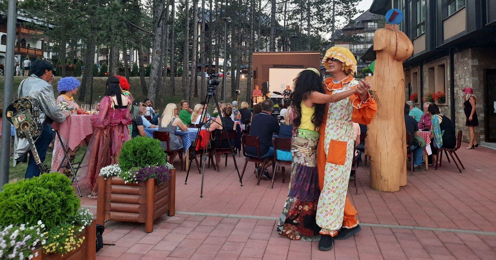 Letnji ulični erski kabare